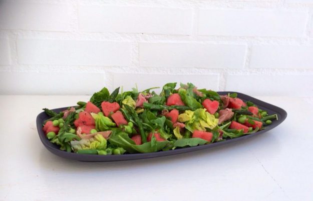 Melonsalat med friskbælgede Ærter, Asparges & Seranoskinke