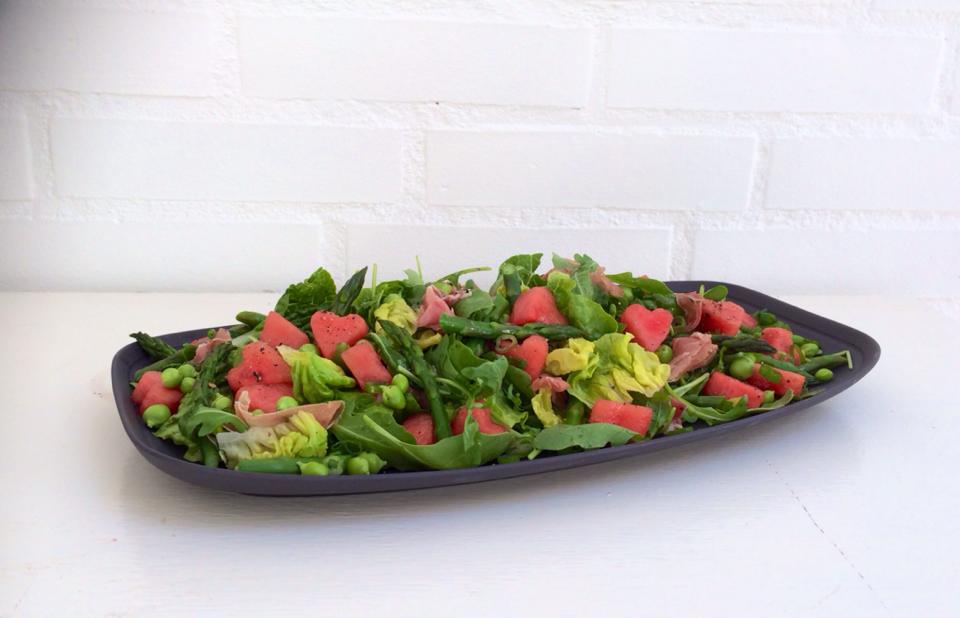 Melonsalat med friskbælgede Ærter, Asparges & Seranoskinke