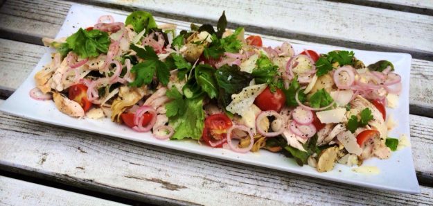 Salat med grillet Kylling, Artiskokker, lynsyltede Løg og Løvstikke Mayo