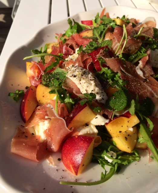 Mozzarella og Nektarin Salat